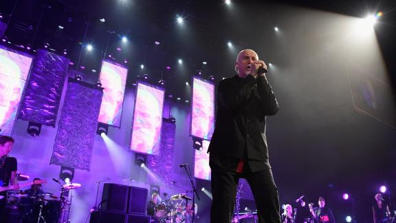 Peter Gabriel canta Biko sulle meravigliose immagini dei droni che si librano nel cielo: il video