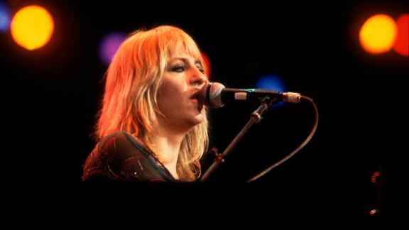 Christine McVie addio. La cantante, cantautrice e tastierista dei Fleetwood Mac è morta