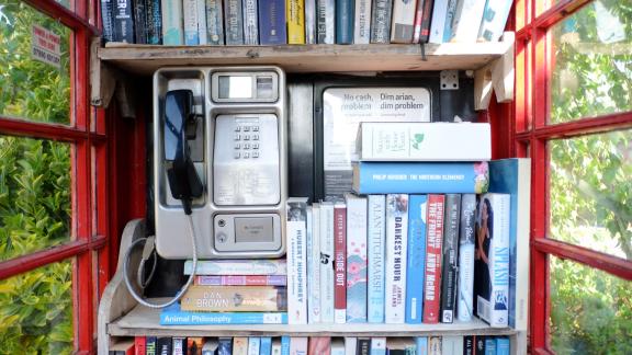 Se le cabine del telefono diventano micro-librerie