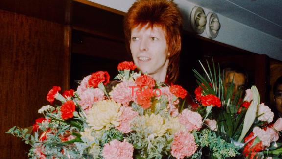 David Bowie, la storia di Oh! You Pretty Things e quelle foto eccezionali