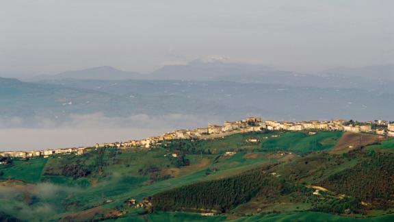 Lo splendido borgo pugliese che offre un mese di vacanza gratis.  A patto che... 