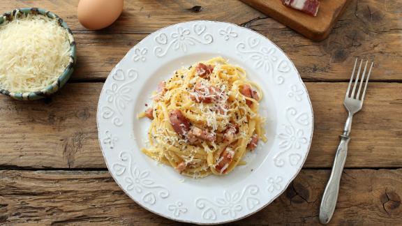 Oggi è il #carbonaraday! Ecco la ricetta di tre famosi chef