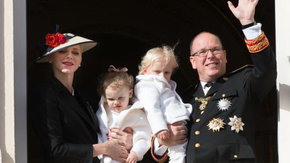 I gemellini Jacques e Gabriella festeggiano il compleanno