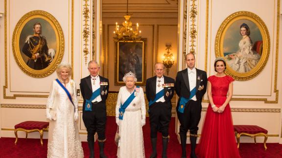 Tempesta a Buckingham Palace, tra le lacrime del Principe Carlo e la tensione tra William ed Harry