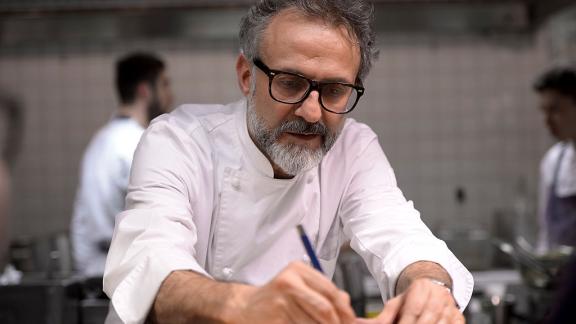 Nella classifica degli chef che valgono di più al primo posto c’è Bottura
