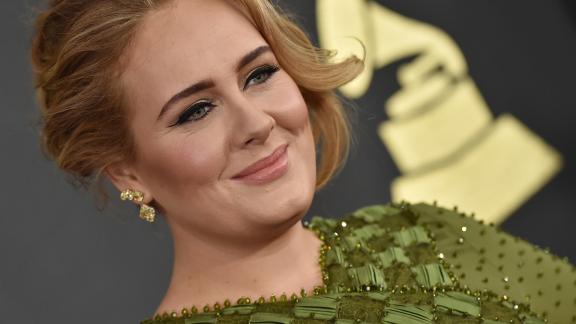 Adele canta a sorpresa al matrimonio della sua migliore amica!