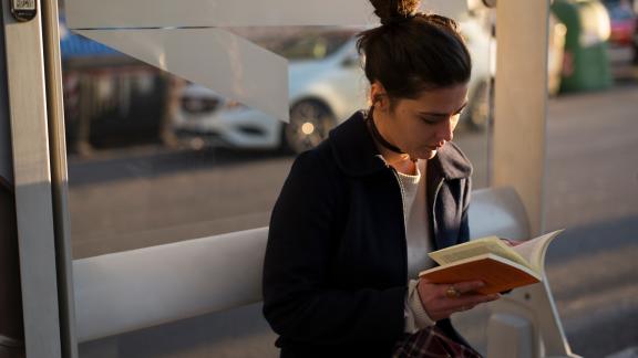 Biblioteche alle fermate dei bus e della metro: la bellissima iniziativa