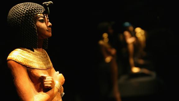 La parata d'oro dei Faraoni emoziona il mondo. Ma c'è chi teme porti sfortuna. E parla di maledizione del Faraone