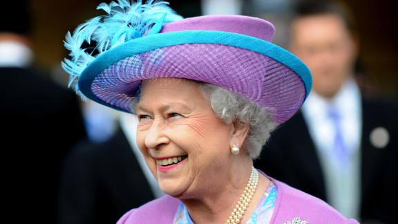 La Regina Elisabetta, che proibisce l'aspirapolvere a Buckingham Palace