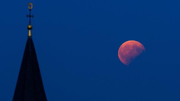 Spettacolo nel cielo: è in arrivo la Superluna rosa!