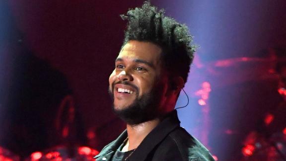 The Weeknd stupisce con un volto incredibile E un video sensazionale