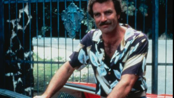 Tom Selleck compie 75 anni e festeggia in stile Magnum P.I.
