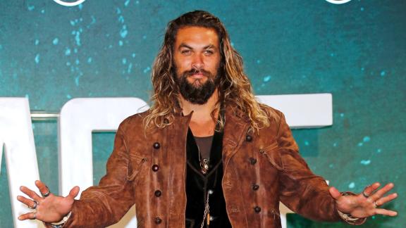 Jason Momoa vola a Londra per sostenere Zoë Kravitz