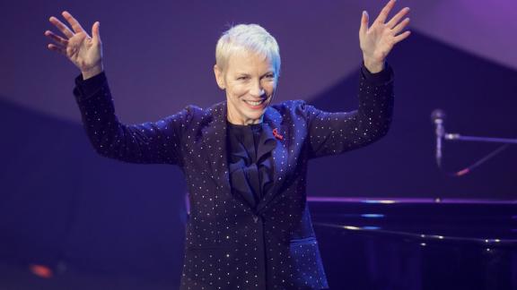 Annie Lennox e il suo irresistibile saluto alla primavera