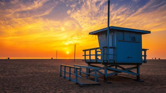 Il tramonto sulla spiaggia di Los Angeles che puoi vedere da casa