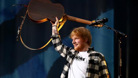 Ed Sheeran a sorpresa: canta una nuova canzone live davanti a 7000 persone!