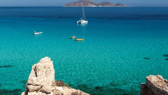 Biglietti aerei, tour o soggiorni gratuiti: ecco le città che pagano la vacanza ai visitatori