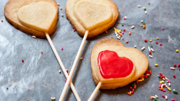 L'amore fa ingrassare: chi è in coppia pesa in media 2 kg in più dei single