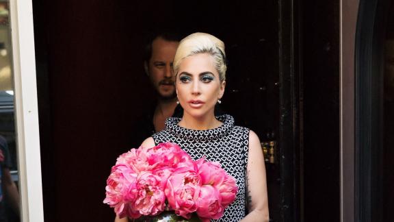 Lady Gaga sommersa di rose a Roma per il suo compleanno