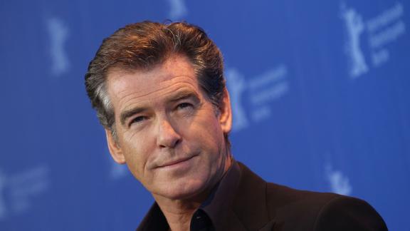 Pierce Brosnan, quell'incredibile torta di compleanno e... Danny DeVito