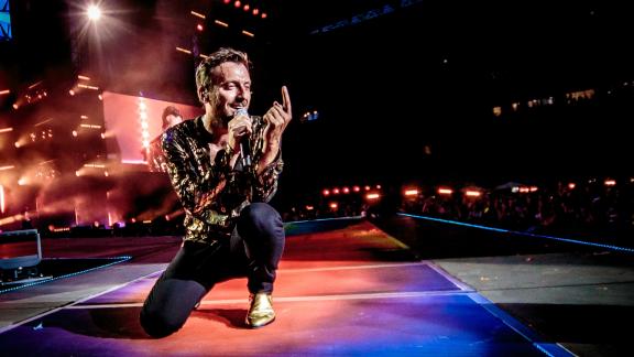 Cesare Cremonini che canta Sei bellissima dal golfo di Napoli è pura magia