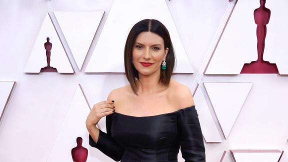 Laura Pausini non vince l'Oscar. Ma si consola con un hamburger