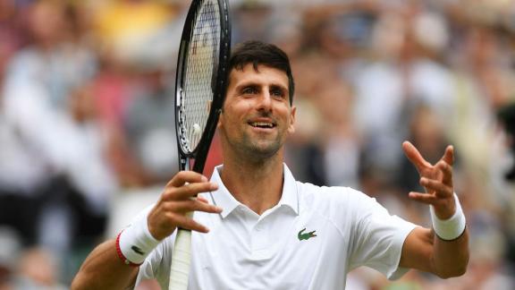 Novak Djokovic si ferma per strada a dare lezioni di tennis ai bambini 