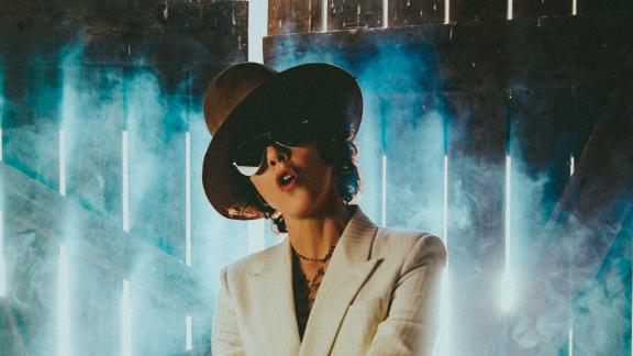 LP torna con un singolo dedicato all'amore