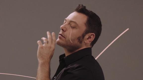 No alla violenza: l'appello di Tiziano Ferro