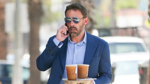 Ben Affleck serve ciambelle in un fast food: ma perché?