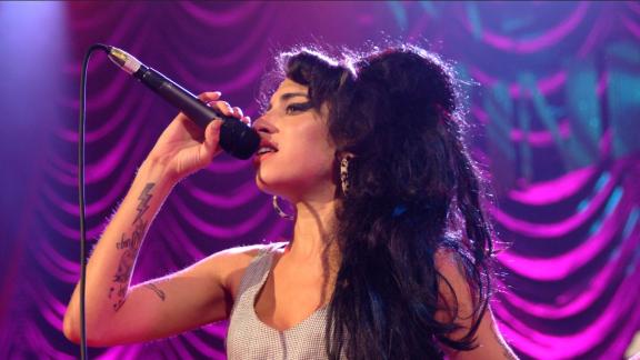 14 gennaio: Back To Black di Amy Winehouse al primo posto in classifica
