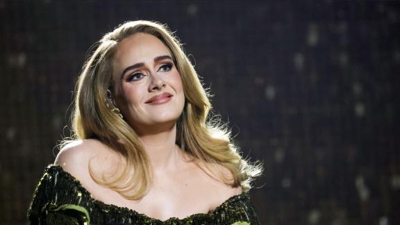 Adele autografa l'abito di una sposa fortunata: il video