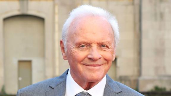 Anthony Hopkins irresistibile mentre canta in italiano