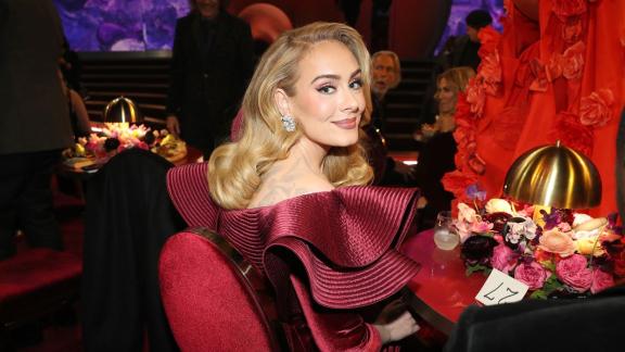 Adele difende a spada tratta un fan