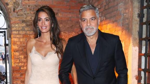 Amal e la sua dedica d'amore a George Clooney. E a Venezia. Il video