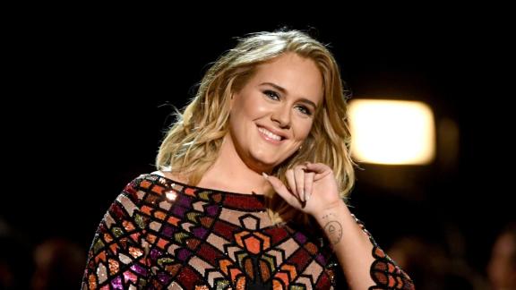 Adele si commuove incontrando la sua insegnante: il video