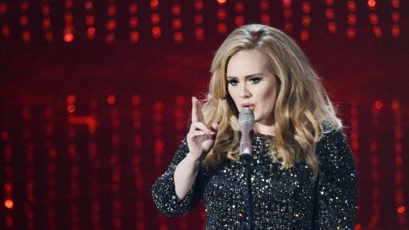 Adele anticipa una nuova canzone: il video