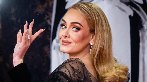 Adele trionfa ai Brit Award. Con uno splendidi abiti made in Italy: le foto