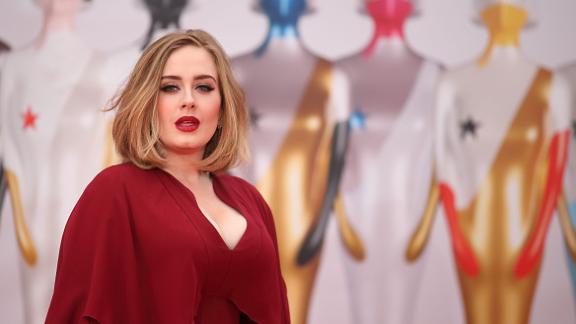 Adele stupisce tutti... è sempre più in forma con i capelli lunghissimi 