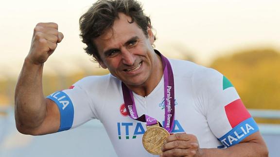 Alex Zanardi, segni di ripresa: fa ok con il pollice e guarda la moglie