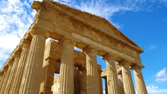 La Valle dei Templi di Agrigento trasformata in un eden magico: il video