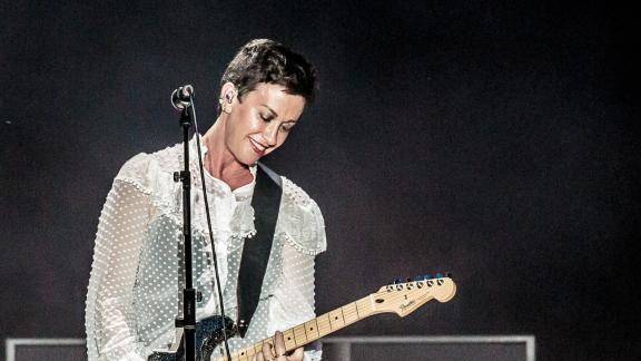 22 novembre: Alanis Morissette al primo posto in classifica