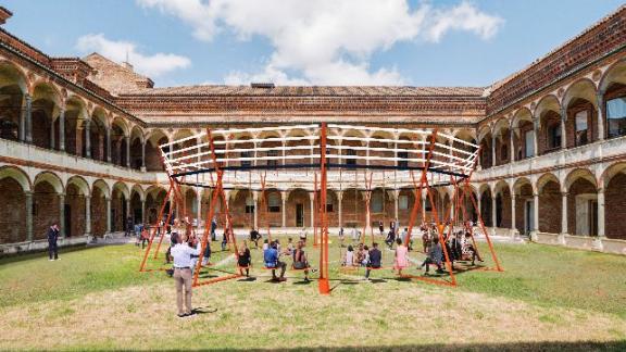 Amazon Italia al Fuori Salone 2023 con "SWING" un'altalena circolare per celebrare la biodiversità e il design