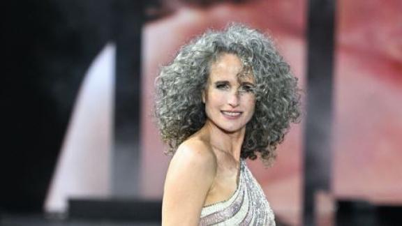 Andie McDowell sfila a Parigi fiera dei suoi bellissimi capelli grigi