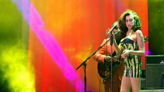 Amy Winehouse: va all'asta il suo ultimo abito