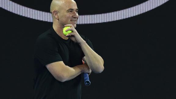 Andre Agassi compie 50 anni: auguri a un'icona del tennis, anticonformista e ribelle