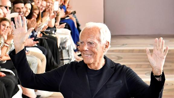 Giorgio Armani dona 500.000 euro per l'Ucraina. E a Dubai Mamhood canta con la bandiera del paese assediato dai russi