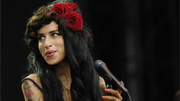 Amy Winehouse: il film sulla sua vita affidato alla regista di Cinquanta sfumature di grigio