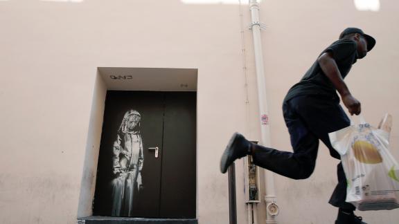 Banksy: l'incredibile storia della porta del Bataclan ritrovata in Abruzzo