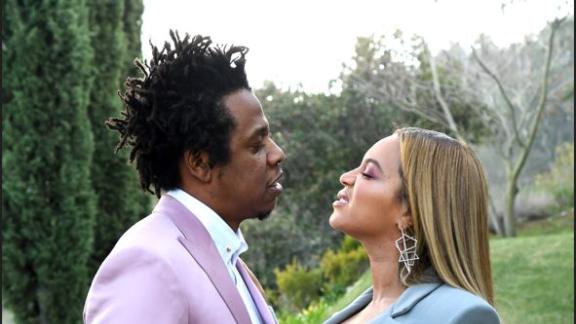 Jay-Z costruirà robot che preparano la pizza: il video